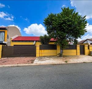 House For Sale in Ormonde View