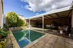 Dual-Living Brilliance: 6-Bedroom Home in Upper Woodstock