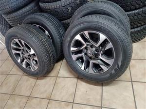 18inch Toyota Fortuner original mags with brand new 265/60/18 Dunlo Grandtrek A/T set 