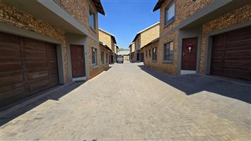 Townhouse Rental Monthly in New Redruth
