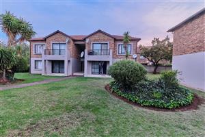 Townhouse For Sale in Willowbrook