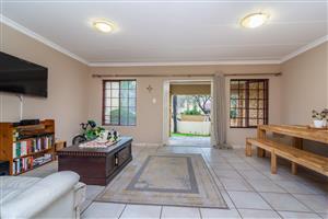 Townhouse For Sale in Willowbrook