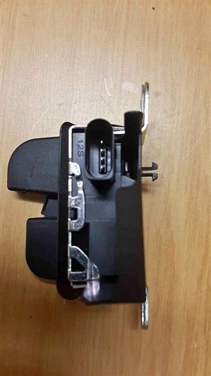 VW POLO 8 BOOT LOCK. GENUINE . BRAND NEW. FOR VARIOUS OTHER CARS TOO.