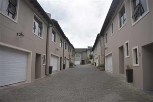 Townhouse For Sale in Beacon Bay