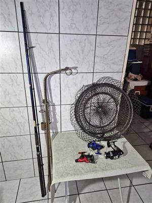 Keep net with stand plus 3 fishinf reels plus fishing rod.