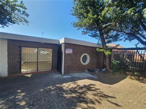 Spacious 3 bedroom House to Let in laudium for R8000