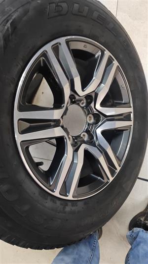 17inch Toyota Hilux/Fortuner original mag with use 265/65/17 tyre 
