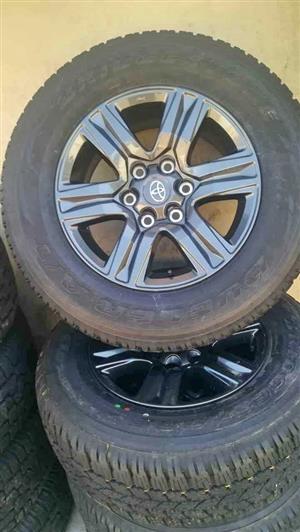Toyota 17 inch rim and tyre, used tyre Dunlop 
