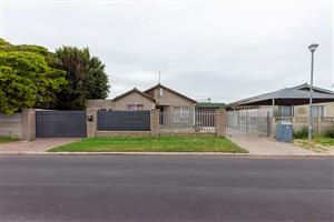 4 Bedroomhouse with Flat for Sale