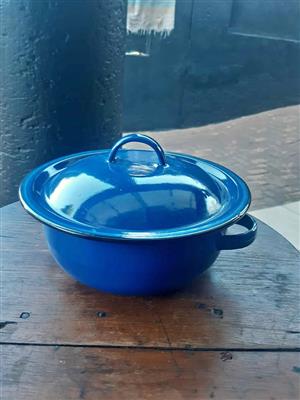 Antique enamel Casserol dish.  Dent on the lid but otherwise in perfect condition 