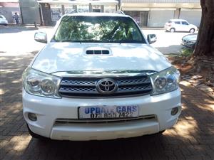 2009 TOYOTA FORTUNER 3.0D4D 4x4 manual white color Leather Seat  105000km 