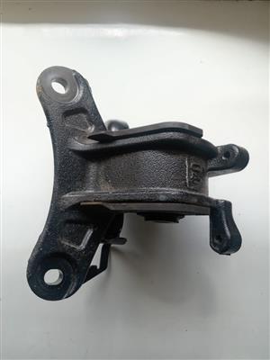 TOYOTA RAV 4 LHS ENGINE MOUNTING 