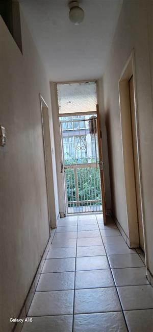 A SHARED FLAT LARGE ROOM AVAILABLE TO LET