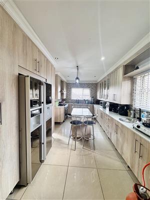 Elegant Double-Storey Home with 4 Garages, 2 bedroom Flatlet and Pool | A Must-See!