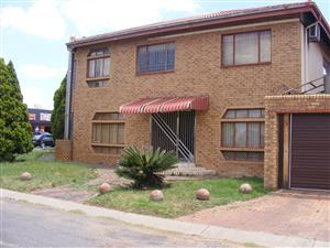 Elegant 4 Bedroom House with 4 bedroom Flatlet in Lenasia South