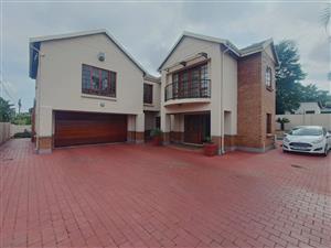 House For Sale in Die Hoewes