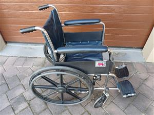 Standard manual folding wheelchair