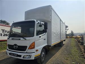 T914- 2008 HINO 500 10.176 VANBODY TRUCK