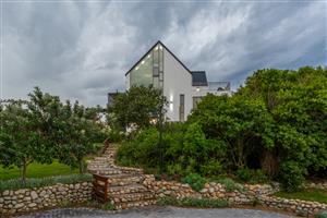 Absolute Prime Position with stunning views!