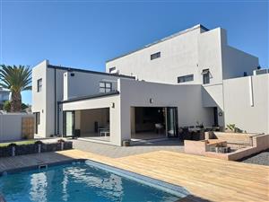 Exceptional Beach House with Separate Apartments – Prime Investment Opportunity