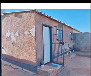 HOUSE IN BRAAMFISHER PHASE1 WITH A WALL AROUND AND A GATE FOR SALE.