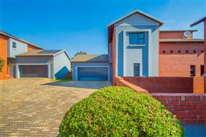 Townhouse For Sale in Willowbrook