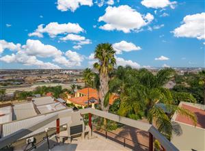 3-in-1 Revamped Zwartkop Mansion. Beautiful views