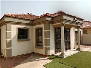 Go Off The Grid in Style! Tuscan Family Home in Roodekop