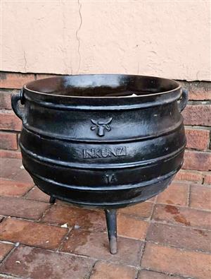 Large Inkunzi 3-legged cast iron potjie, size 14