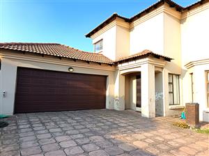 Spacious 4-Bedroom Family Duplex in Exclusive Sonneveld-Ruim 4-Slaapkamer Gesinsdupleks in Sonneveld