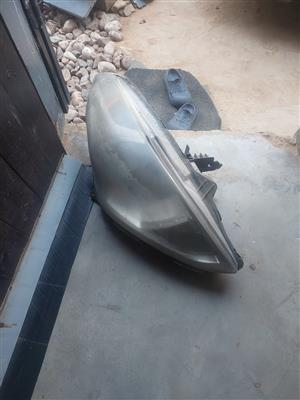 I'm selling a Nissan almera headlight right side