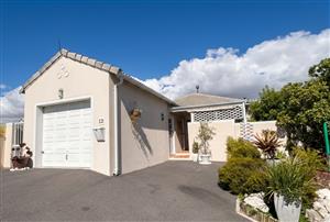 Spacious 3-Bed Freestanding Home in Sunningdale – Fully Furnished or Unfurnished Option