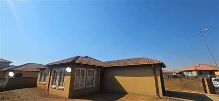 3bedroom in Ball village Nellmapius 
