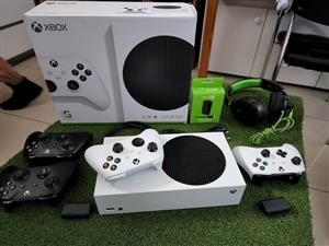 Xbox series s 512 ssd comes with controller and all cables still new