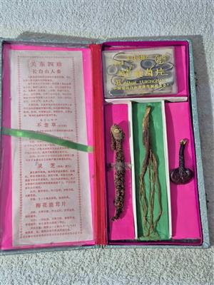 Vintage Chinese gift set contains the "Four Treasures of Guandong", very rare and highly collectible