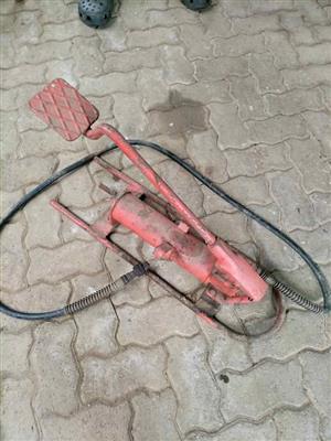 Hydraulic porter power foot pump