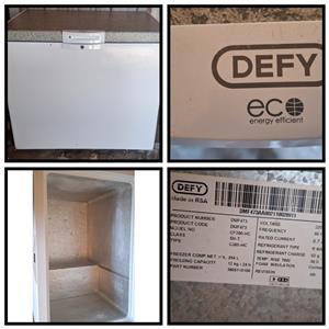 'n Baie netjiese en goed opgepaste Defy 254L Eco Chest Freezer (Model DMF473).
