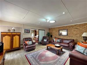 Spacious 4 Bed, 3 Garage, House For Sale in Tergniet, Western Cape