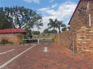 Townhouse Rental Monthly in Weltevreden Park