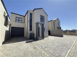Townhouse For Sale in Parklands