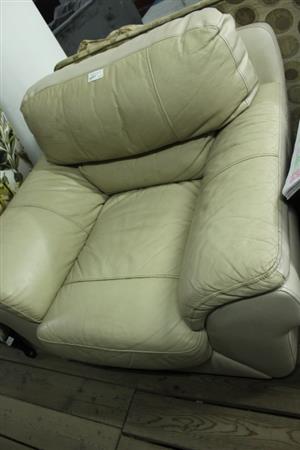 WHITE BELLADUCCI LEATHER ONE SEATER COUCH(S066800B)
