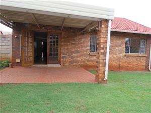 Townhouse For Sale in Die Hoewes