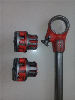 RIDGID Pipe Threading Tool c/w 1x1/2 BSP and 1x3/4  BSP Heads and Ratchet Handle