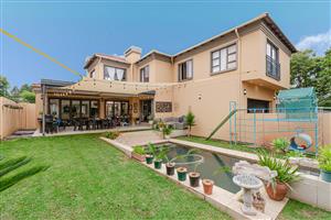Large 4 bedroom family home with pool