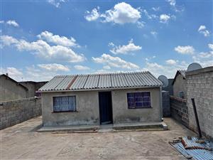 Two bedroom house with three back rooms for sale in Tembisa Makhulong section.