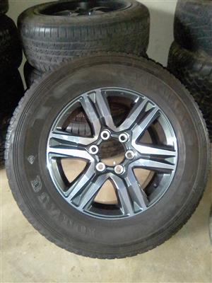 17inch Toyota Hilux/Fortuner original mag with used 265/65/17 tyre to use for sp