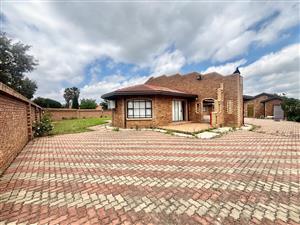 Spacious 4-Bedroom Family Home with Study, 3 Garages & Entertainment Patio