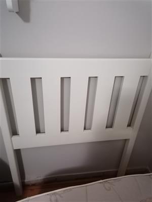 Single bed head board and in excellent condition. 