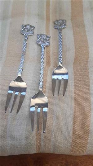 3 pretty cake forks. 