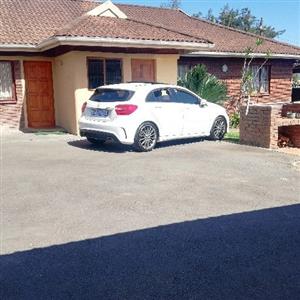 Upmarket Bachelor flat to let in Hayfields Pietermaritzburg 